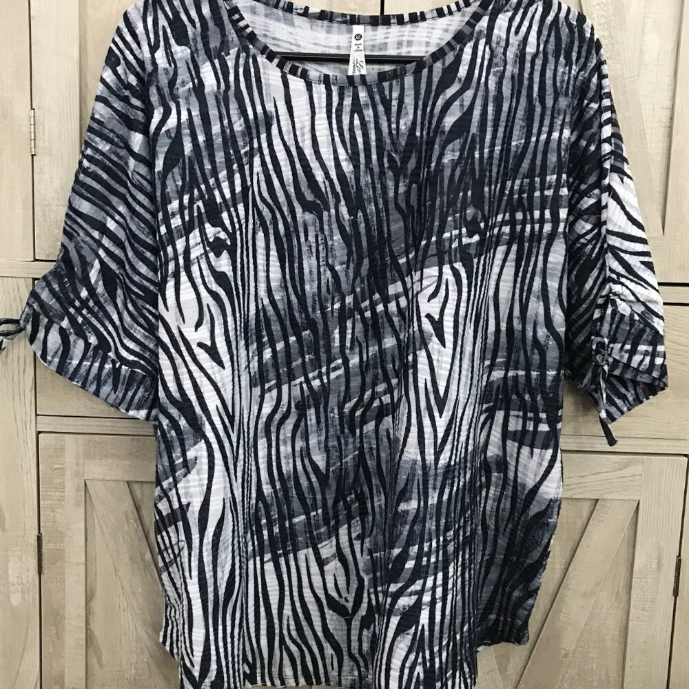 Leo & Nicole Woman's XL Top - Elbow Sleeves - New with tags - Blues and white